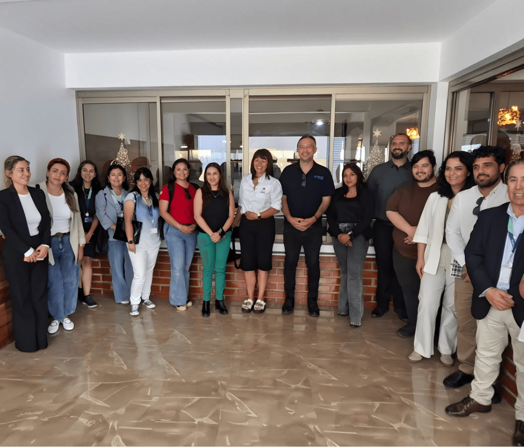 Grupo de personas en networking o encuentro comunitario en Sutrato